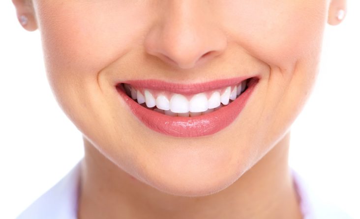 牙齿越白越健康 牙齿的色调并不是牙齿是否健康的标准,牙医会根据