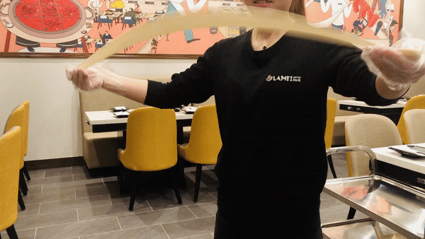 扯面师傅一套动作下来行云流水,观赏性十足,扯出的面条自然也特别筋道