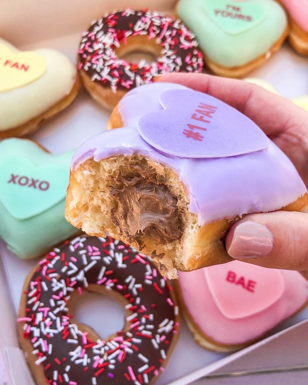 上新:krispy kreme 甜言蜜语桃心甜甜圈开售 限时供应 情话不必说出口