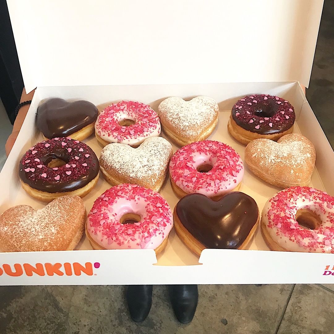 上新:dunkin donuts 情人节粉丝绒玛奇朵甜蜜开售 心形夹心甜甜圈限时