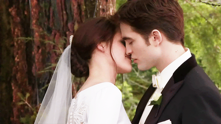 5 Burning Questions For The New 'Twilight' Movies.gif