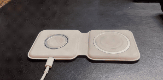 duo_airpods.gif