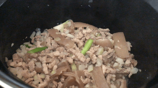 滷肉開蓋.gif