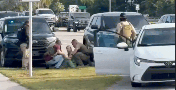 “我是美国公民！”女子被拖下车全过程曝光😳