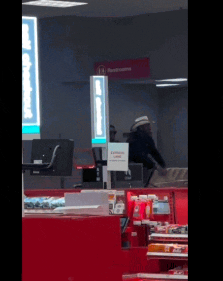 它闯入Target还随地大便，员工当场破防