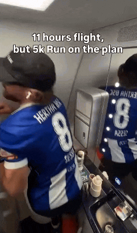 小哥坐飞机在厕所跑5公里