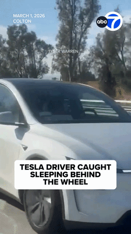 吓坏了！加州高速惊现特斯拉“睡神”...