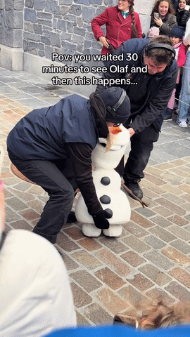 😱 巴黎迪士尼雪宝首秀“翻车”！当众摔倒...