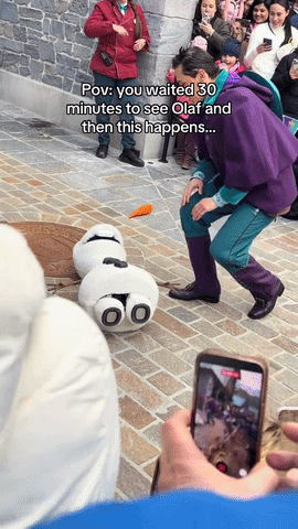 😱 巴黎迪士尼雪宝首秀“翻车”！当众摔倒...