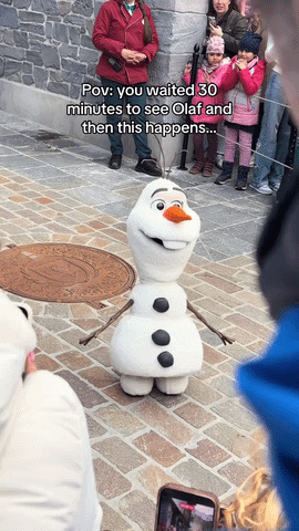 😱 巴黎迪士尼雪宝首秀“翻车”！当...