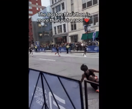 波士顿马拉松终点线前这一幕，真的看...