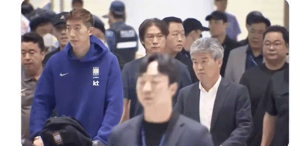 韩国队刚回国，就被球迷围堵了😳