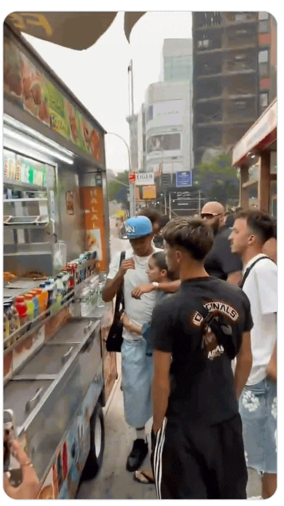 纽约街头餐车前遇到亚马尔！纽约人：懂吃。...