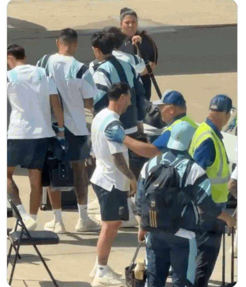 梅西在美国机场被搜身，反应亮了😂...