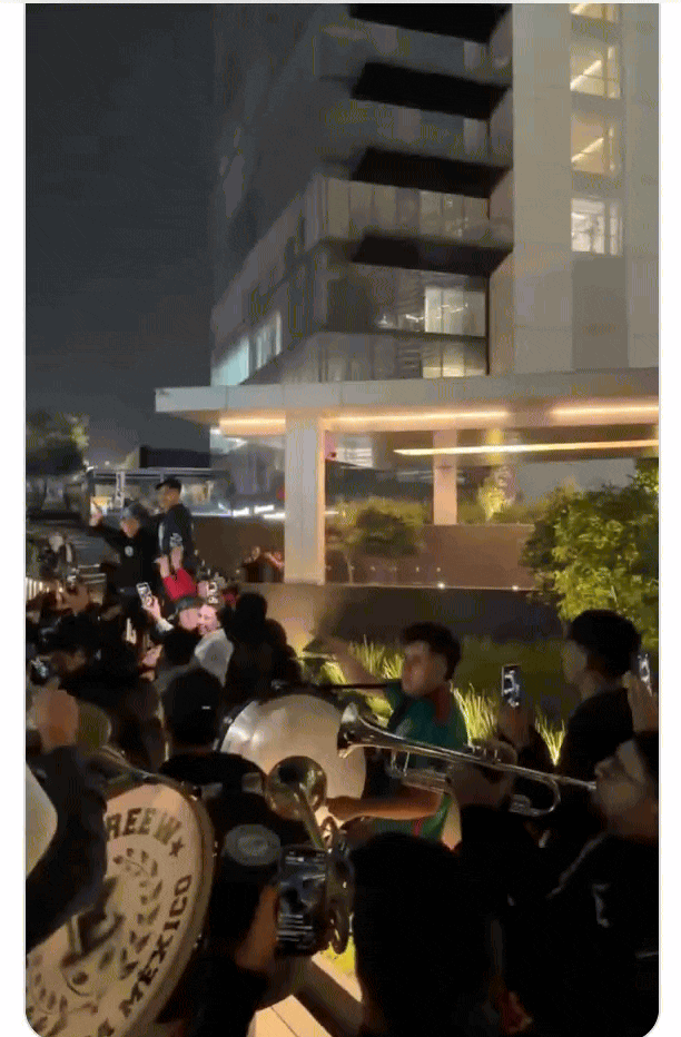 🚀 墨西哥球迷深夜“整活”！英格兰队无眠