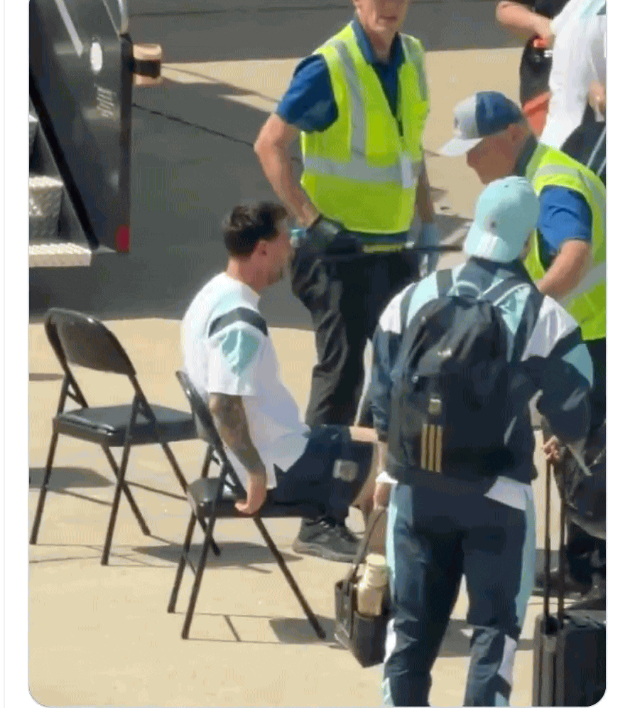 梅西在美国机场被搜身，反应亮了😂