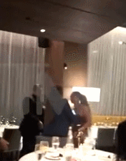 比弗利山庄牛排店2名女子上演撕逼大戏！扯...