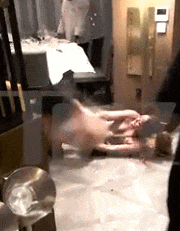 比弗利山庄牛排店2名女子上演撕逼大戏！扯...